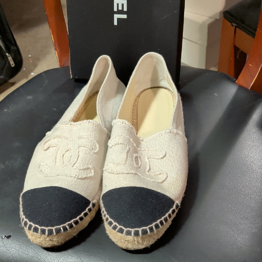 RARE Sz 42 CHANEL Espadrilles - Cream and Black